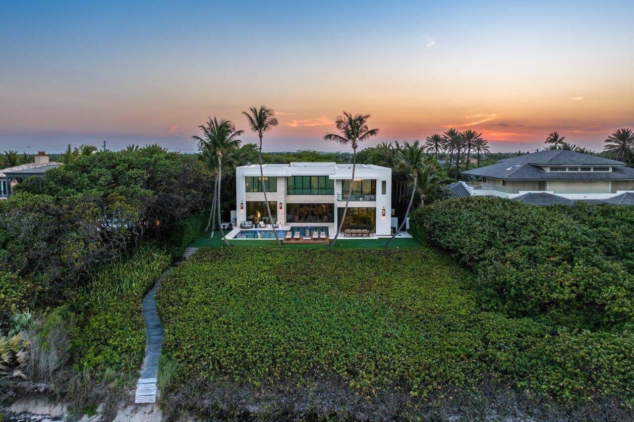 Experience luxury living with stunning ocean views in this 6 bed, 12, 562 sqft home by Mark Timothy Luxury Homes and Affiniti Architects.