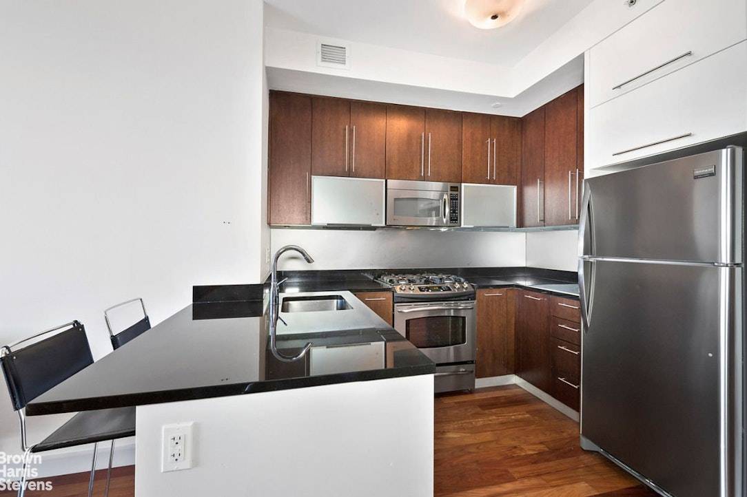 This is a wonderful One Bedroom apartment in one of DUMBO's premier condo buildings.