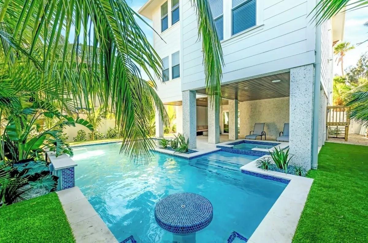 2403 Avenue C, Bradenton Beach, FL MLS#A4684030Heated pool and spa!