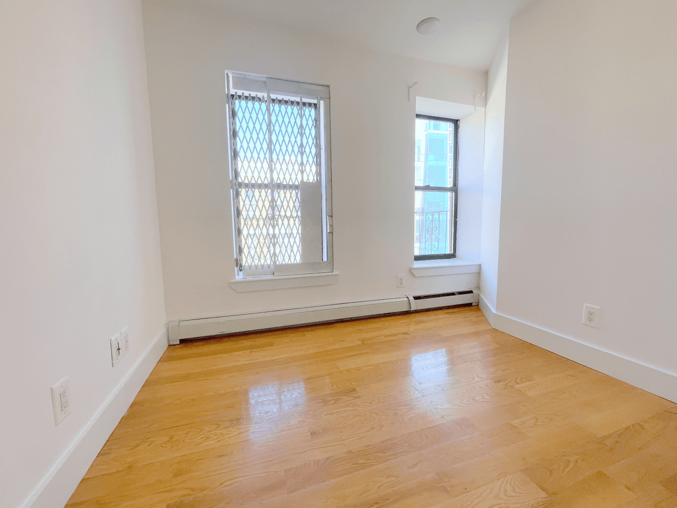 Stunning Newly renovated 3 Bed 2 Full Bath apartment with WASHER DRYER !