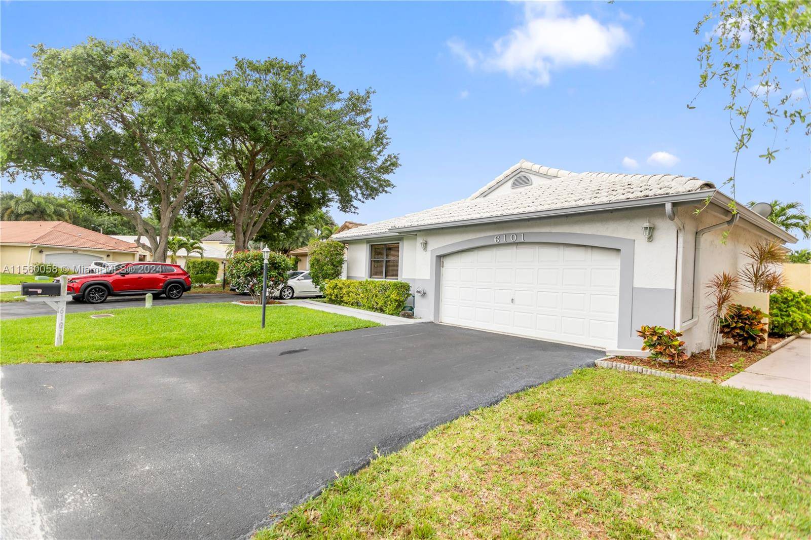 This meticulously maintained home offers 3 spacious bedrooms, 2 elegantly renovated bathrooms, tile throughout the main areas and laminate flooring in the bedrooms, large common areas, lots of closet space ...