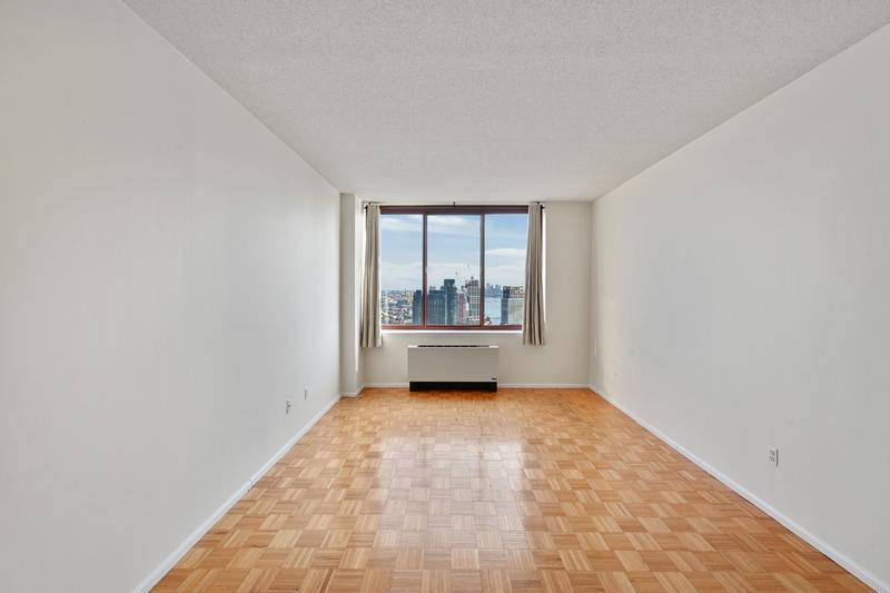 LIC 1 BR Open South and West Facing River ViewsThis beautiful one bedroom apartment is on the 39th floor with open south facing views of Manhattan, Brooklyn and the East ...