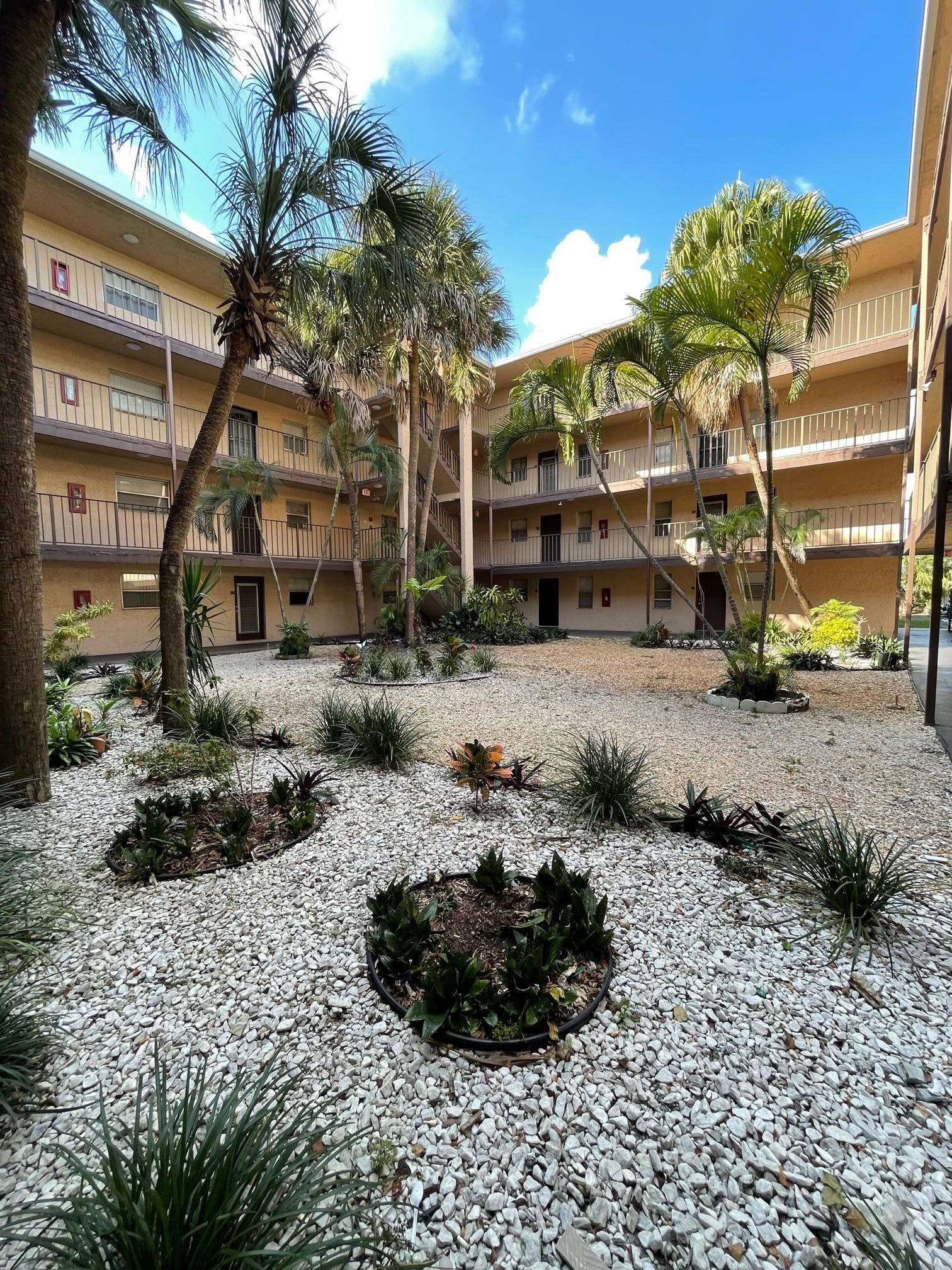 GREAT FIRST FLOOR UNIT CONDO, 2 BEDROOMS 2 BATHS IN BEAUTIFUL SOMERSET COMPLEX, 10 MINUTES FROM FORT LAUDERDALE BEACH AIRPORT, NEEDS SOME TLC.