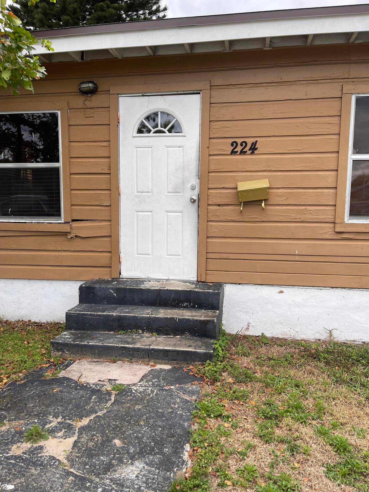 Location Location this is a must see 2 Bedroom 1 Bedroom with an updated kitchen.