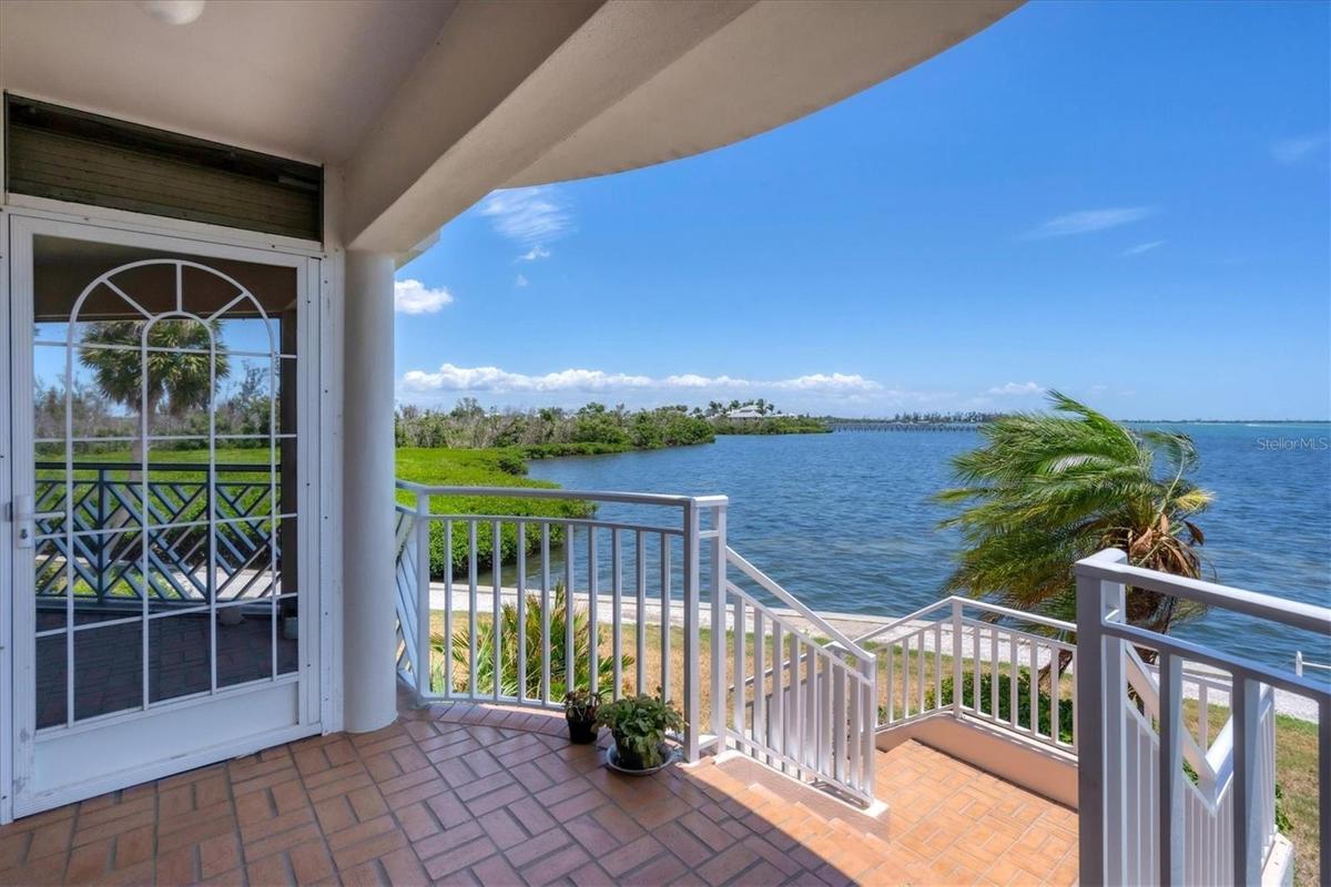 Waterside access to 101