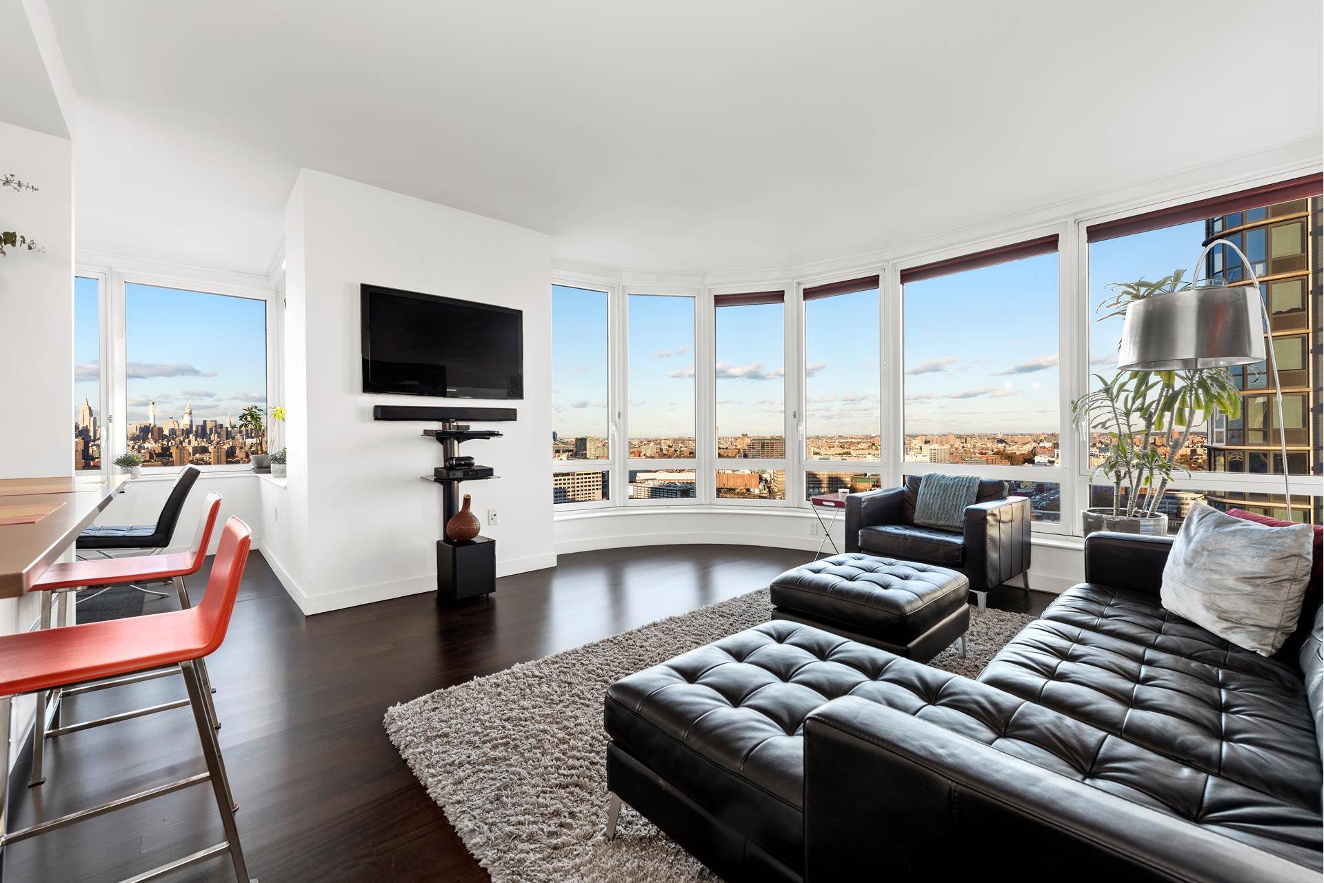 Views view views ! ! The coveted and rarely available A line boasts separate living and dining space with beautiful floor to ceiling windows, a dramatic curved glass wall.