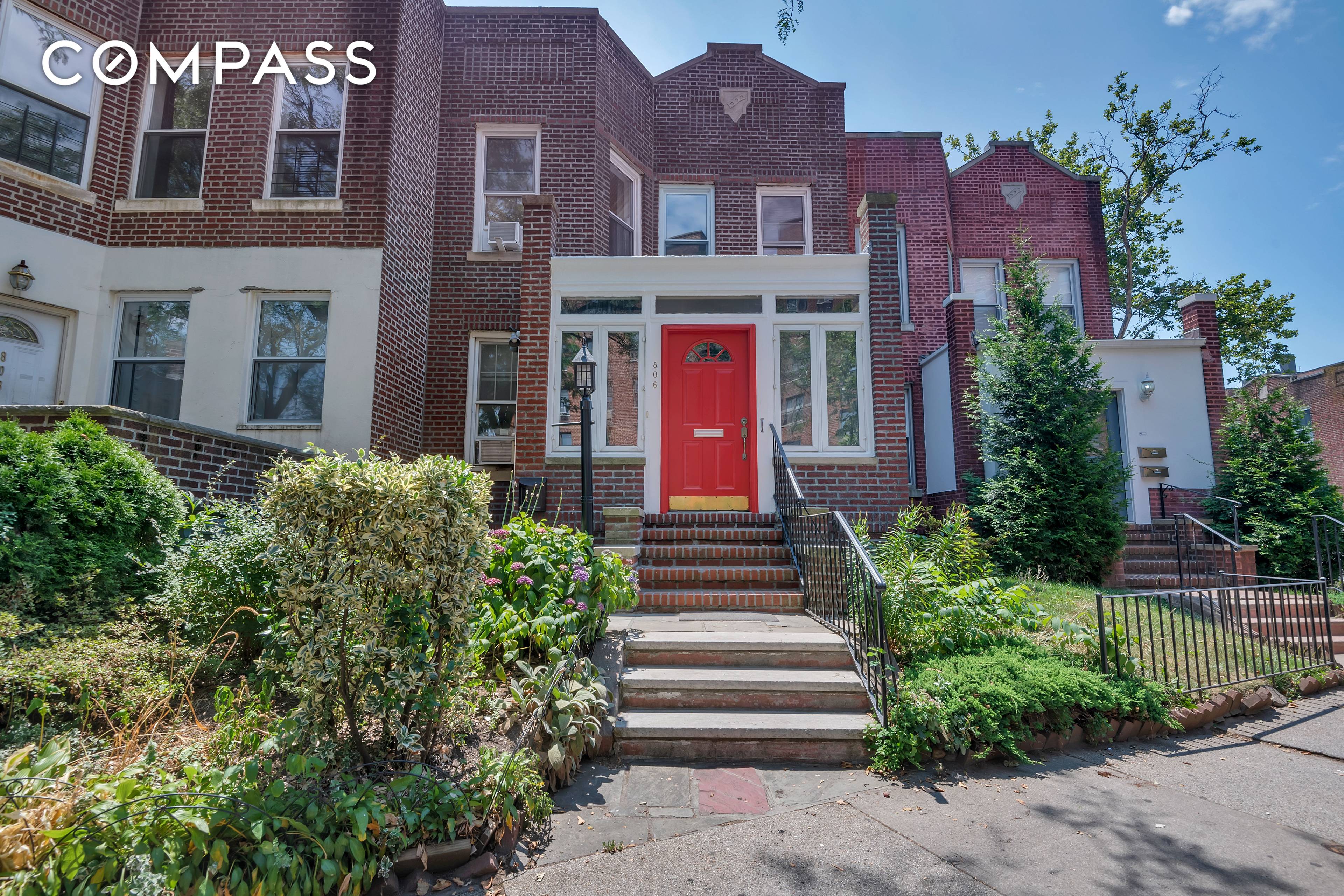 Wonderful townhouse in move in condition in Kensington.