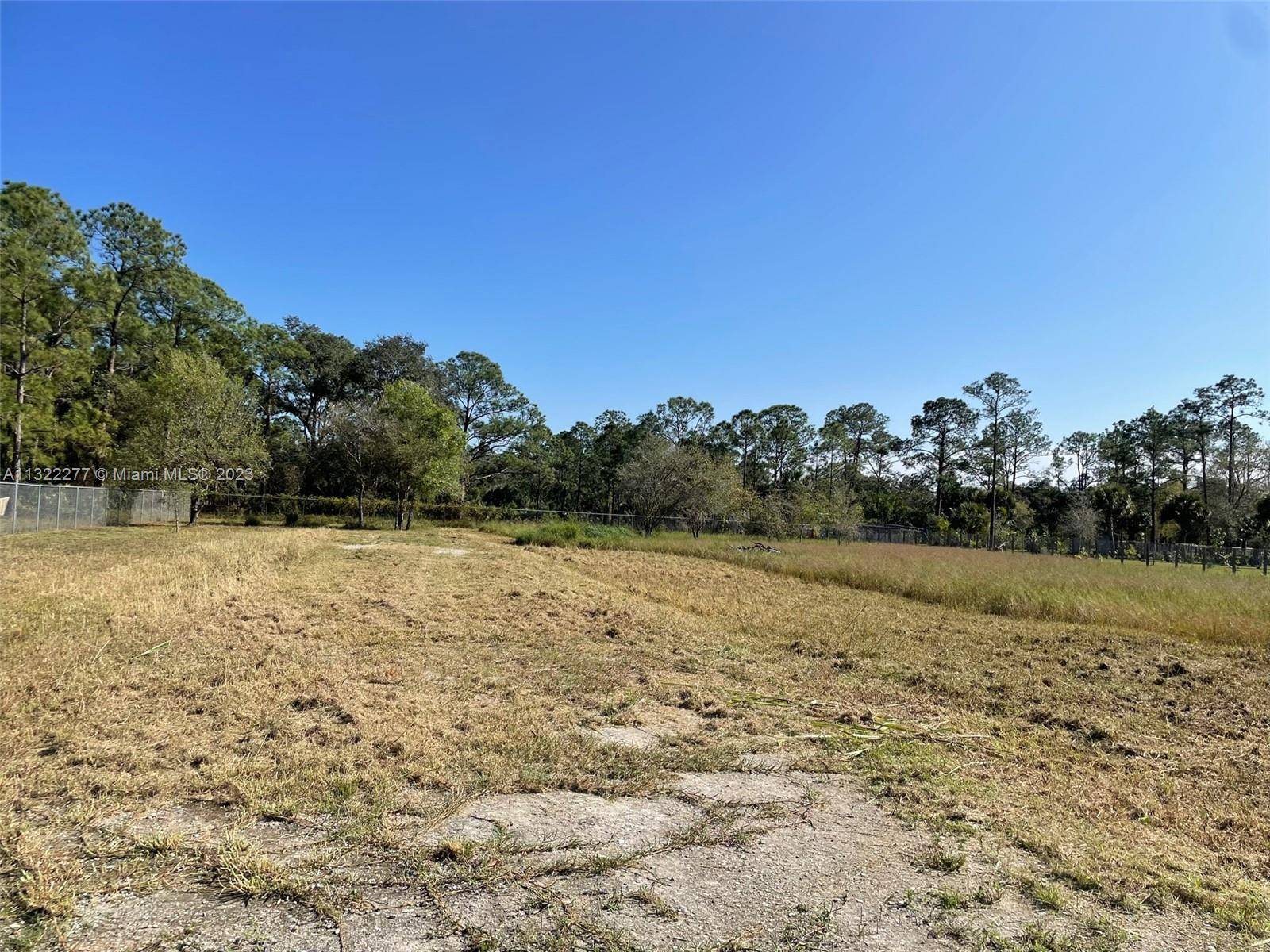 Beautiful lot in one of the most sought after streets in Montura Ranches.