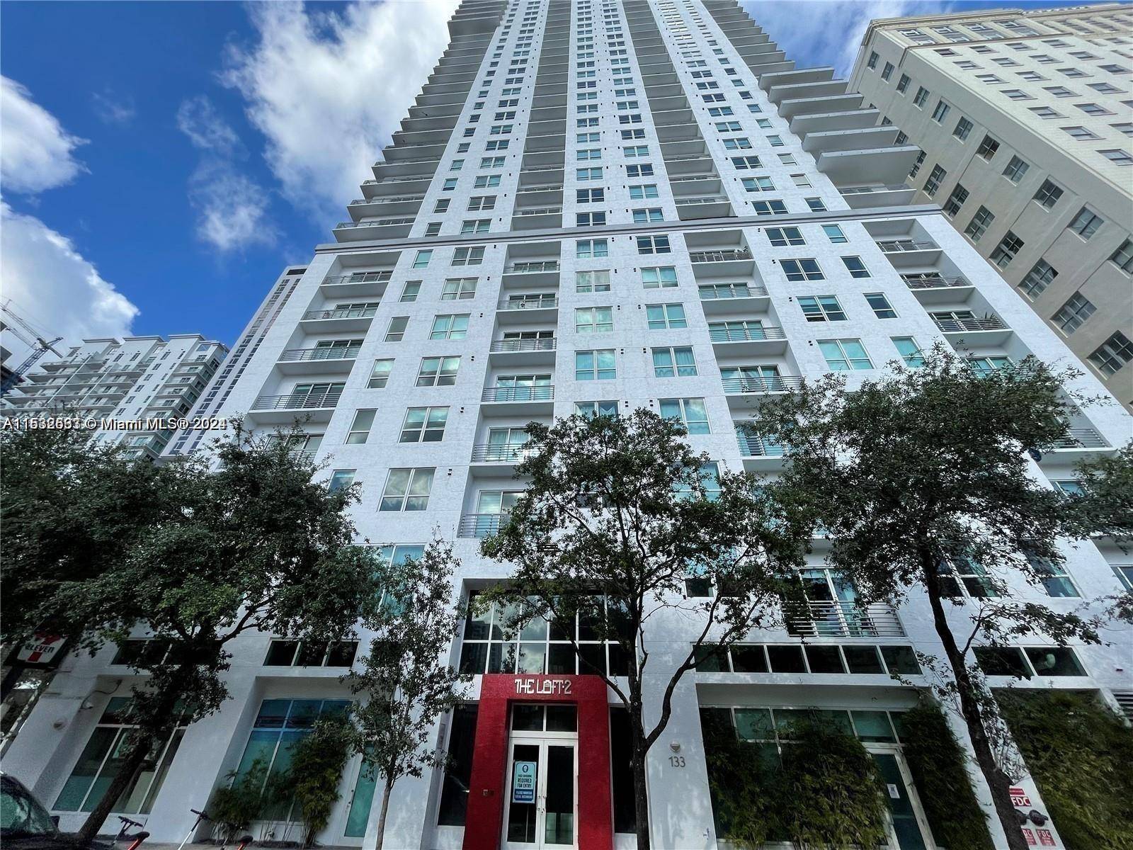 Nice unit with panoramic views of downtown and bay, concierge 24 hrs.