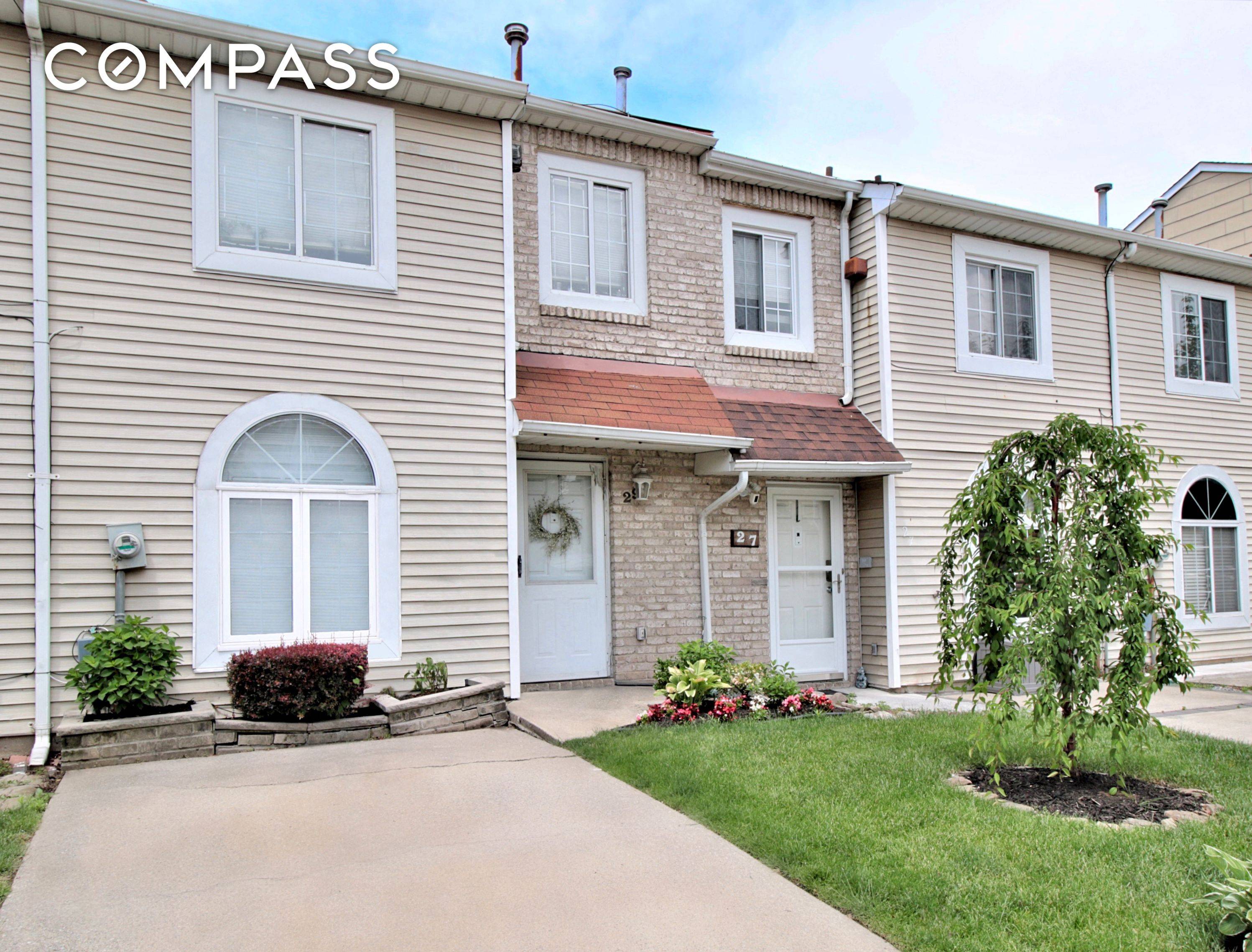 Beautiful 3 bedroom townhouse located in the Graniteville section of Staten Island.