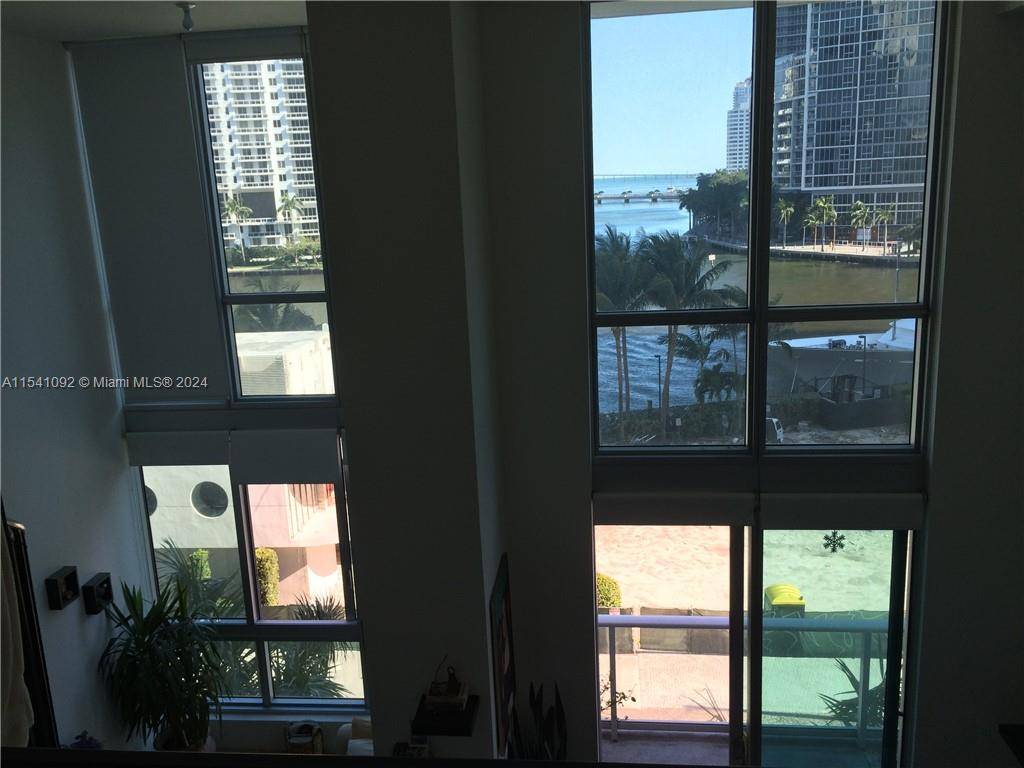 1 bed 1. 5 bath with great views, best location within walking distance to Brickell and Downtown.