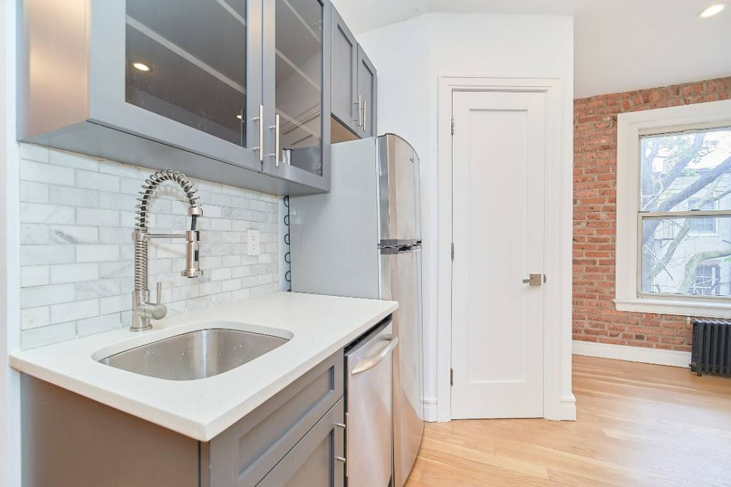 Beautiful 2bed Unit in the heart of the West Village Apartment Details Bright windows with sunny exposures Fully Gut Renovation with SS Appliances including Dishwasher Strip Wood Flooring Building Amenities ...