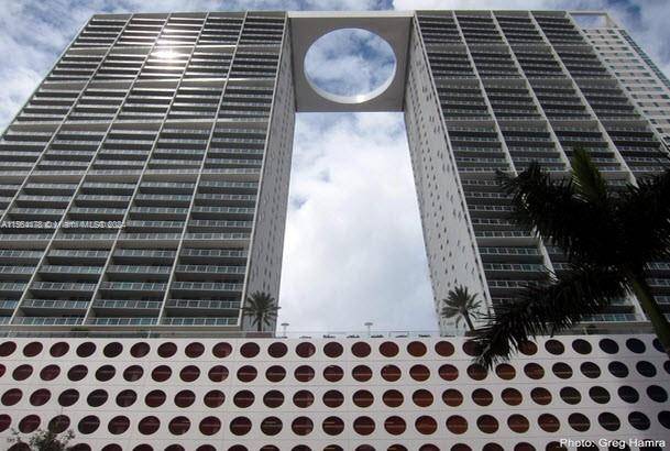 Gorgeous 2BR 2BA spacious corner unit in the heart of Brickell Ave.