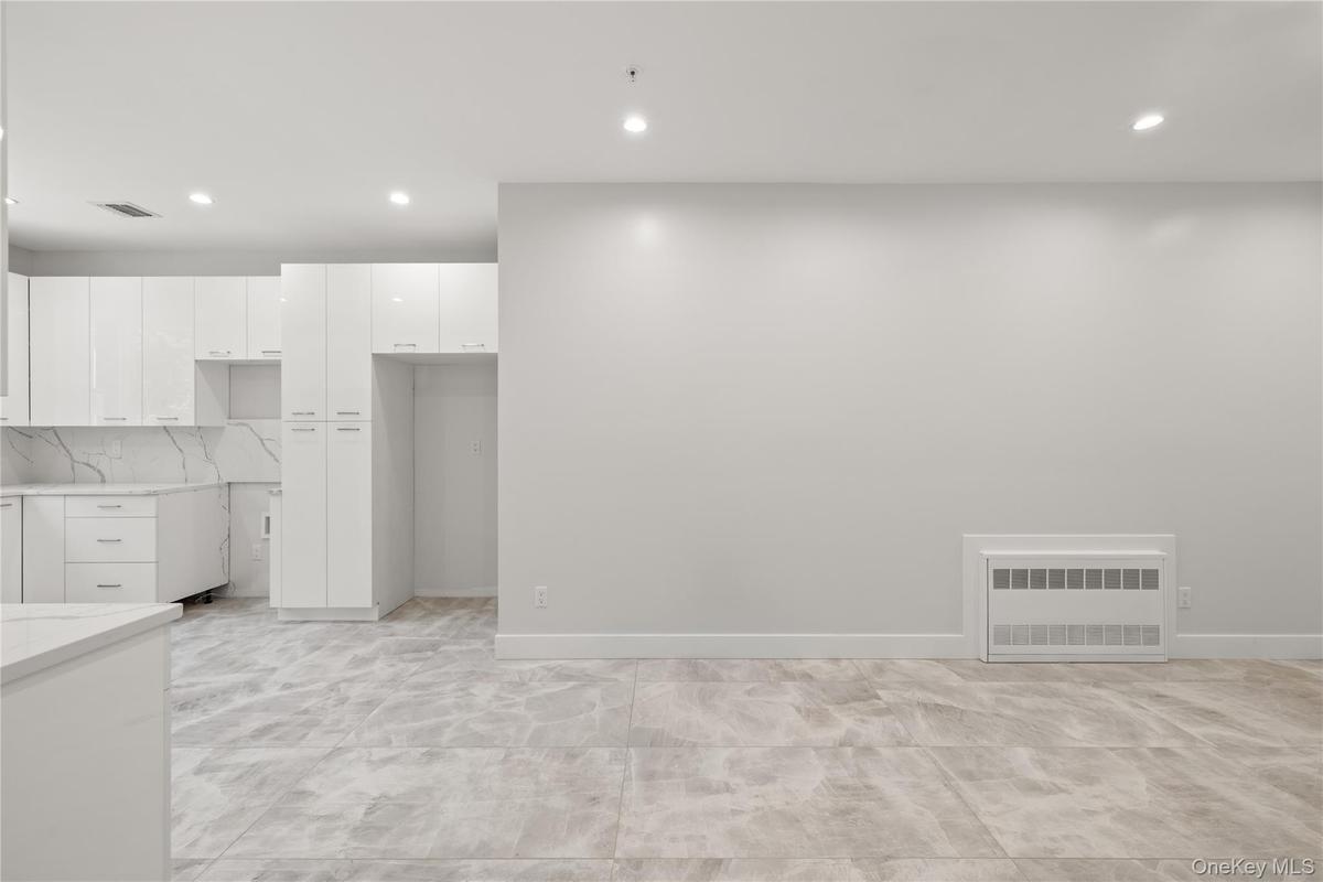 Expansive dinette