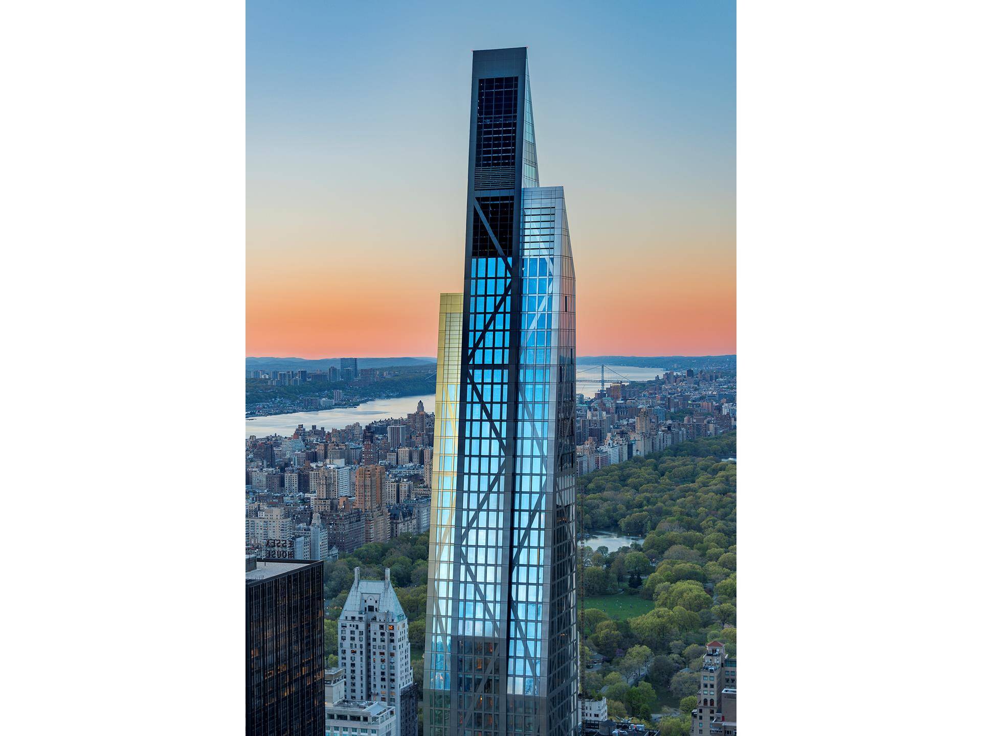 Comprising the entire 63rd floor at 53 West 53, this palatial residence features four bedrooms, four and a half bathrooms, and north, south, east, and west facing exposures.