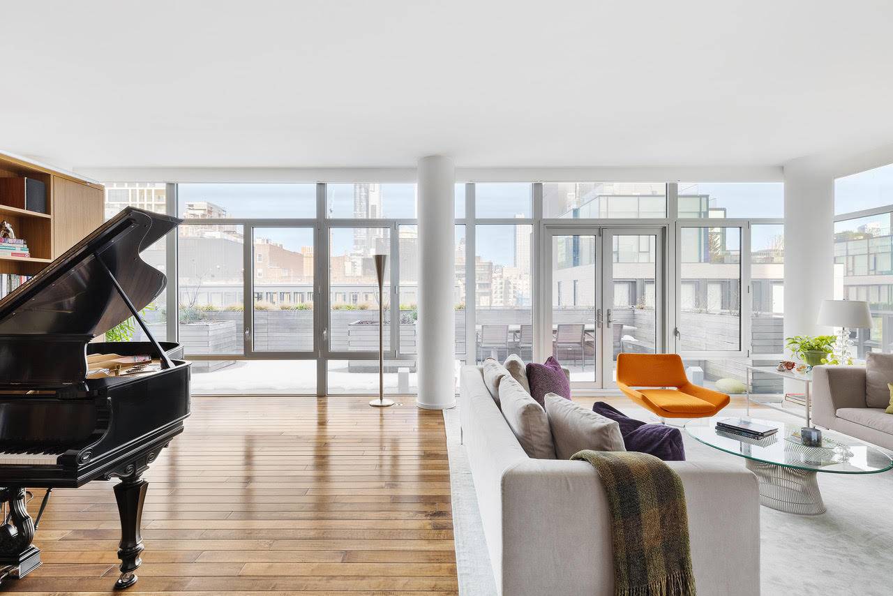 Welcome to this duplex penthouse located on a vibrant and charming block in West Chelsea.