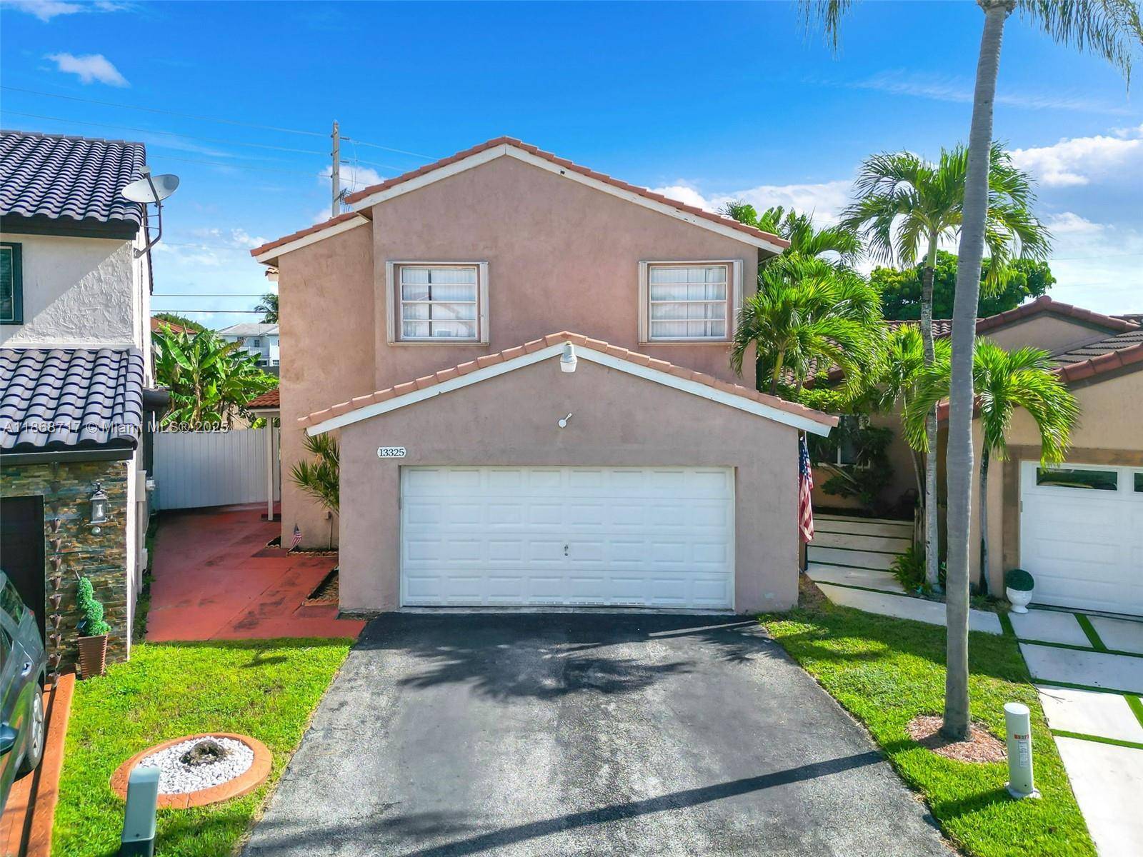 Welcome to this unique 3 2 property with double car garage, low HOA and located in a desirable neighborhood !