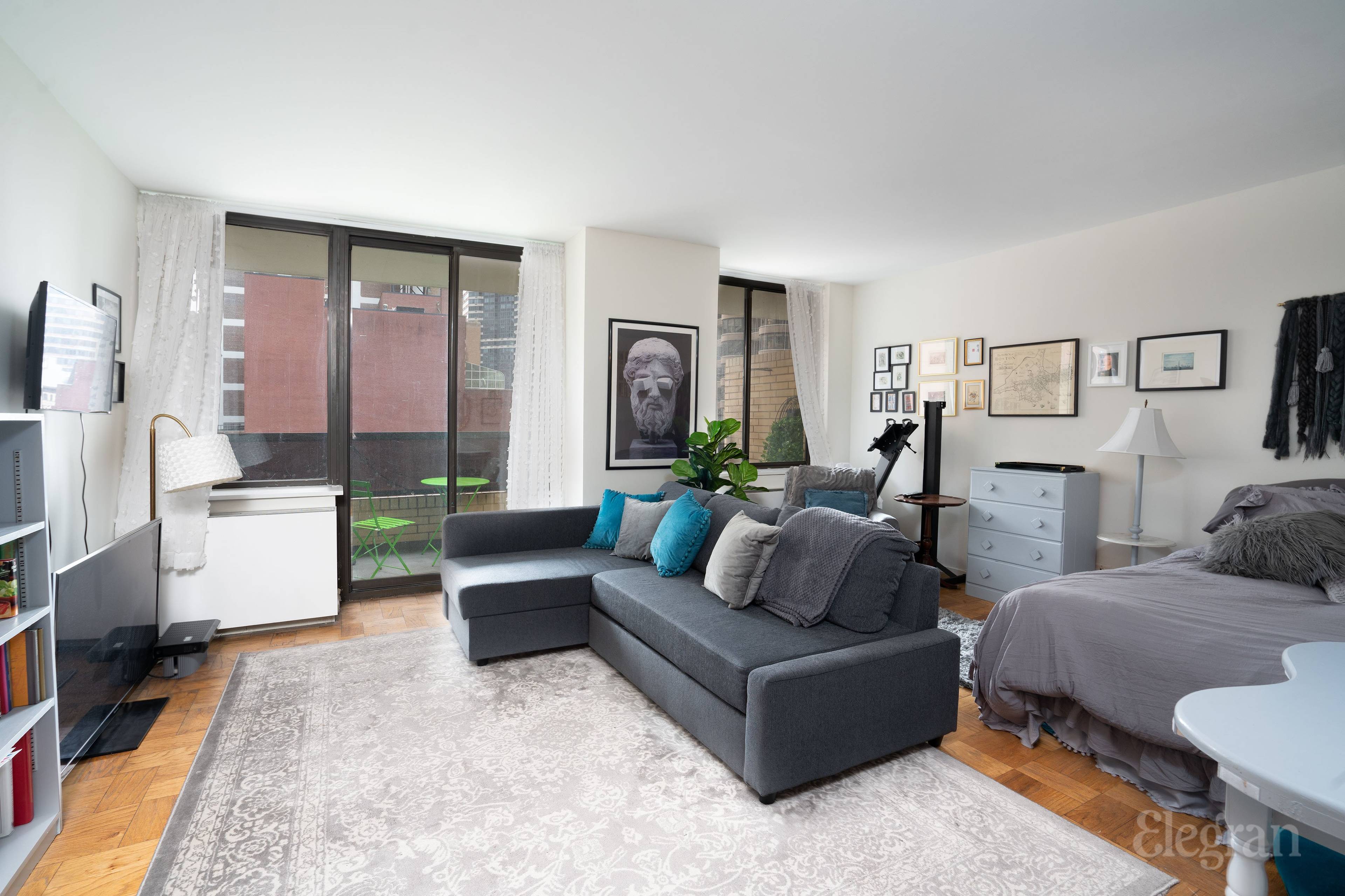 This spacious, sunlit apartment has plenty of room to create divided living sleeping spaces.