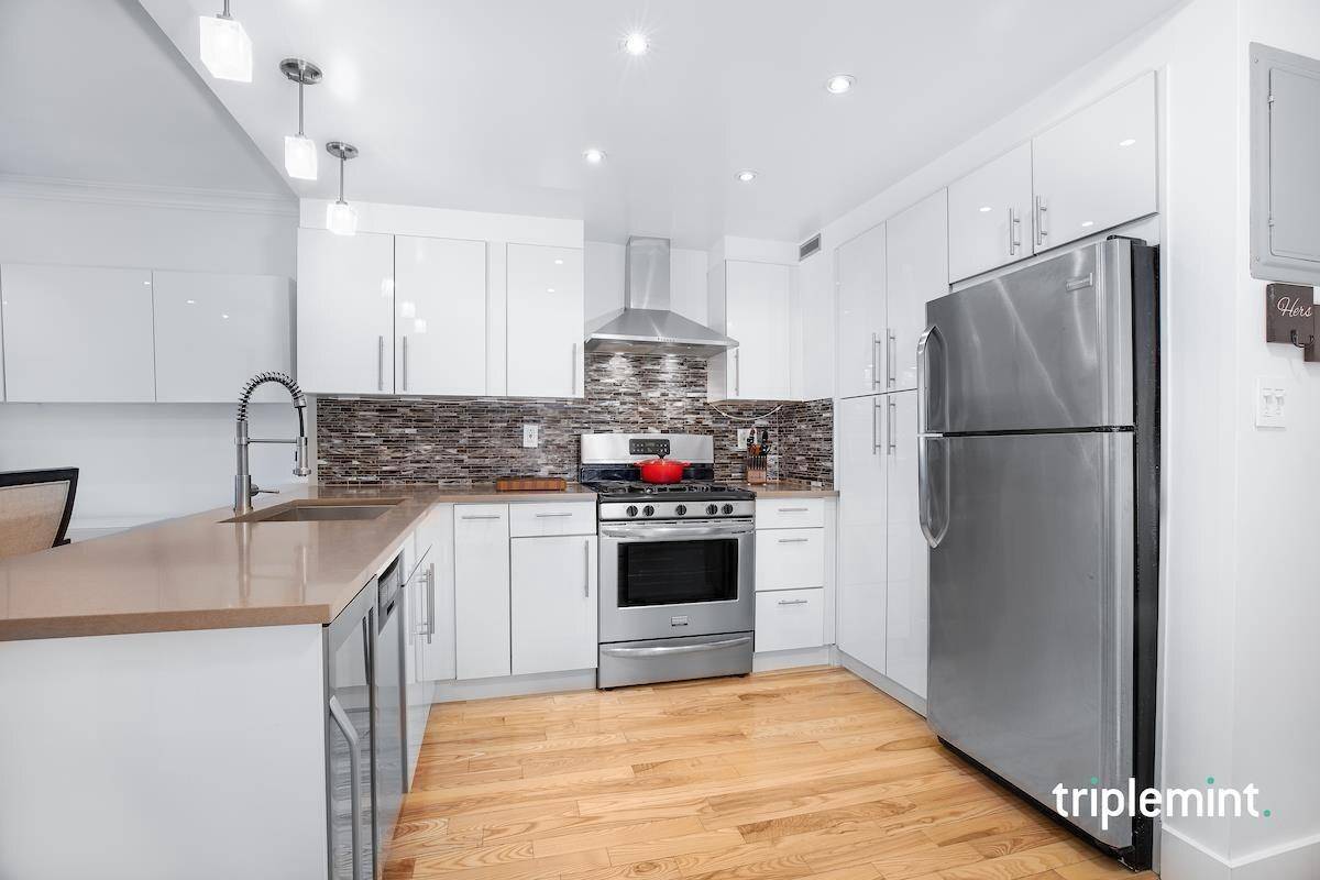 Welcome to this bright and recently renovated 1 bedroom, 1 bathroom home in Kips Bay with stunning Empire State Building views !