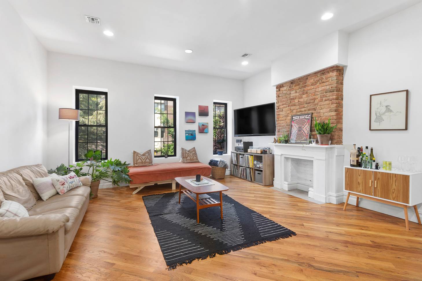 RARE GEM OF A TOWNHOUSE W 2 UNITS IN PRIME BUSHWICK Fully renovated 2 family townhouse in the heart of Bushwick with amazing cap rate !