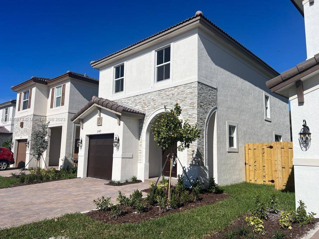 WESTVIEW, Lennar's latest Miami community, is a beautiful master planned destination of spacious and luxurious single family homes and townhomes.