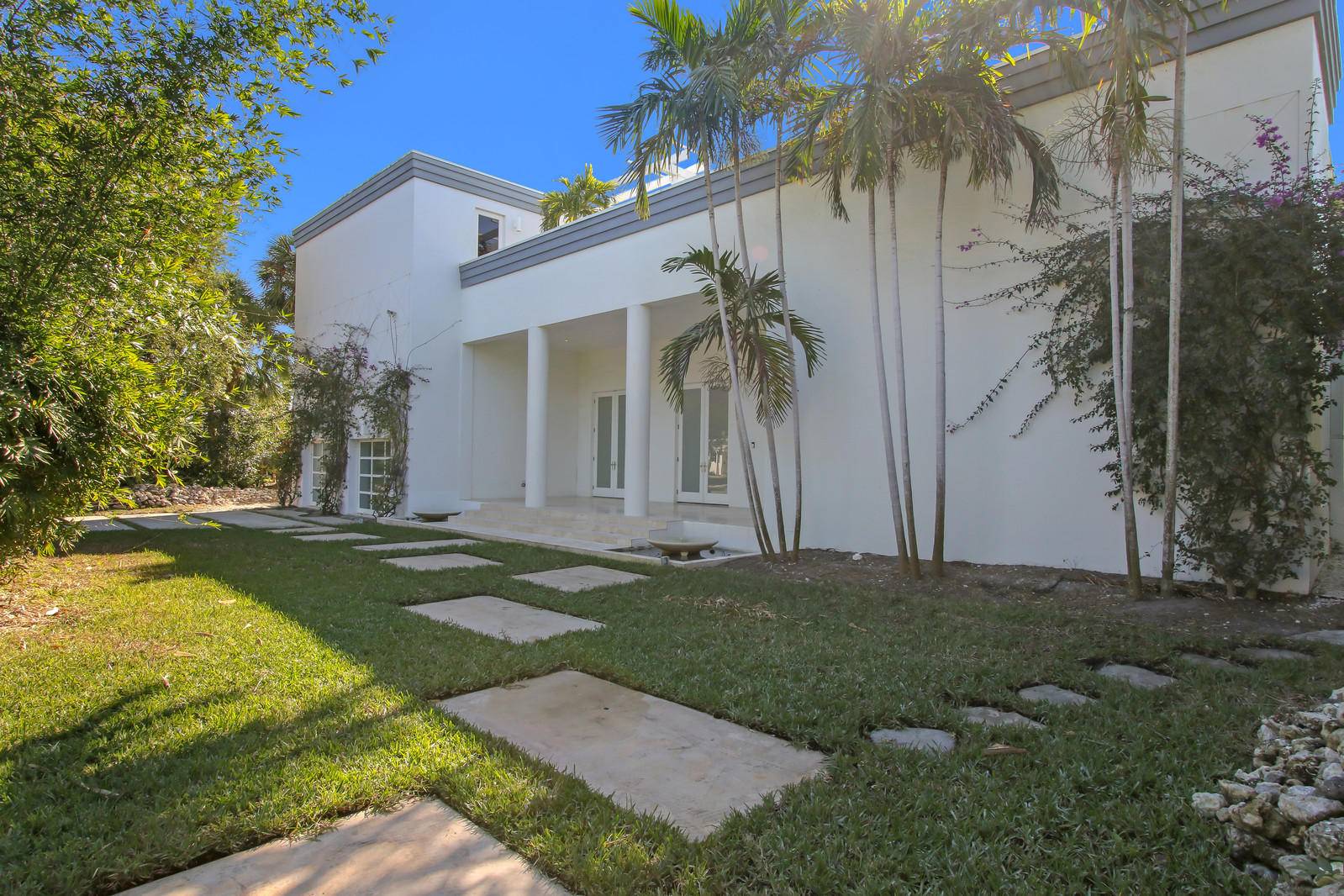 Stunning home in sought after South of Sothern area of West Palm Beach.
