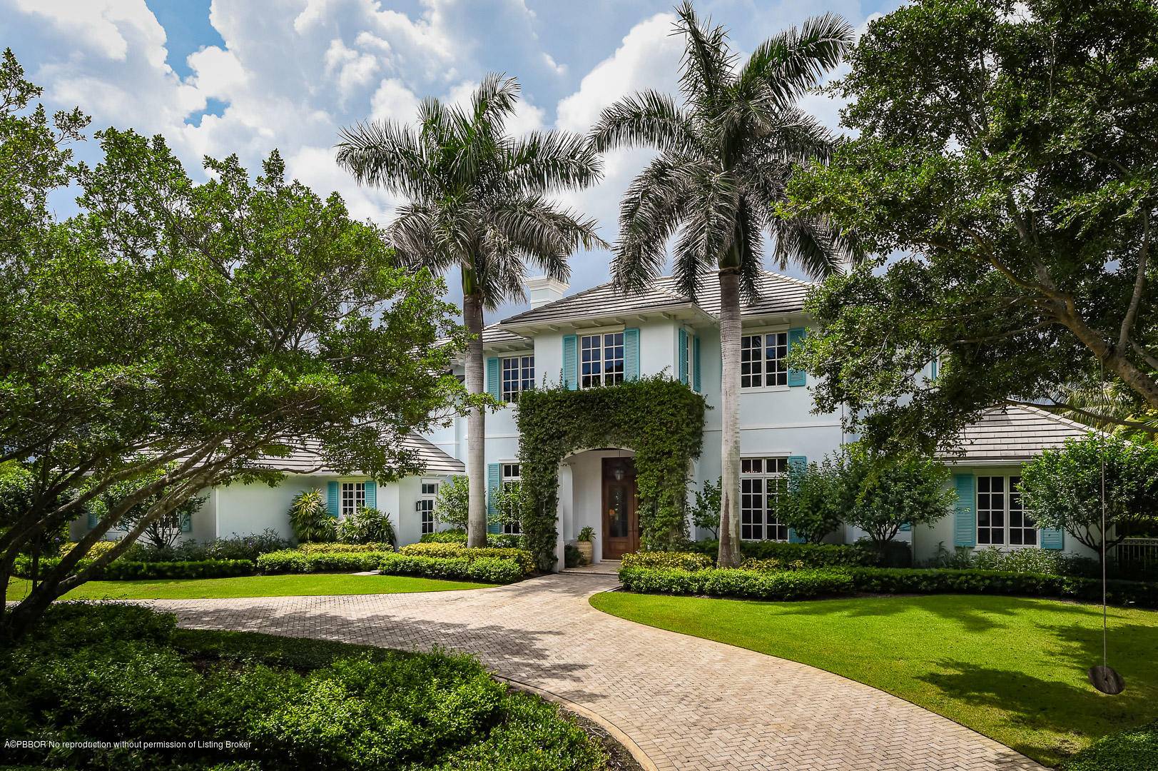 Located in the Seminole Landing, this custom built waterfront house has been impeccably maintained and is ready for you to call home.