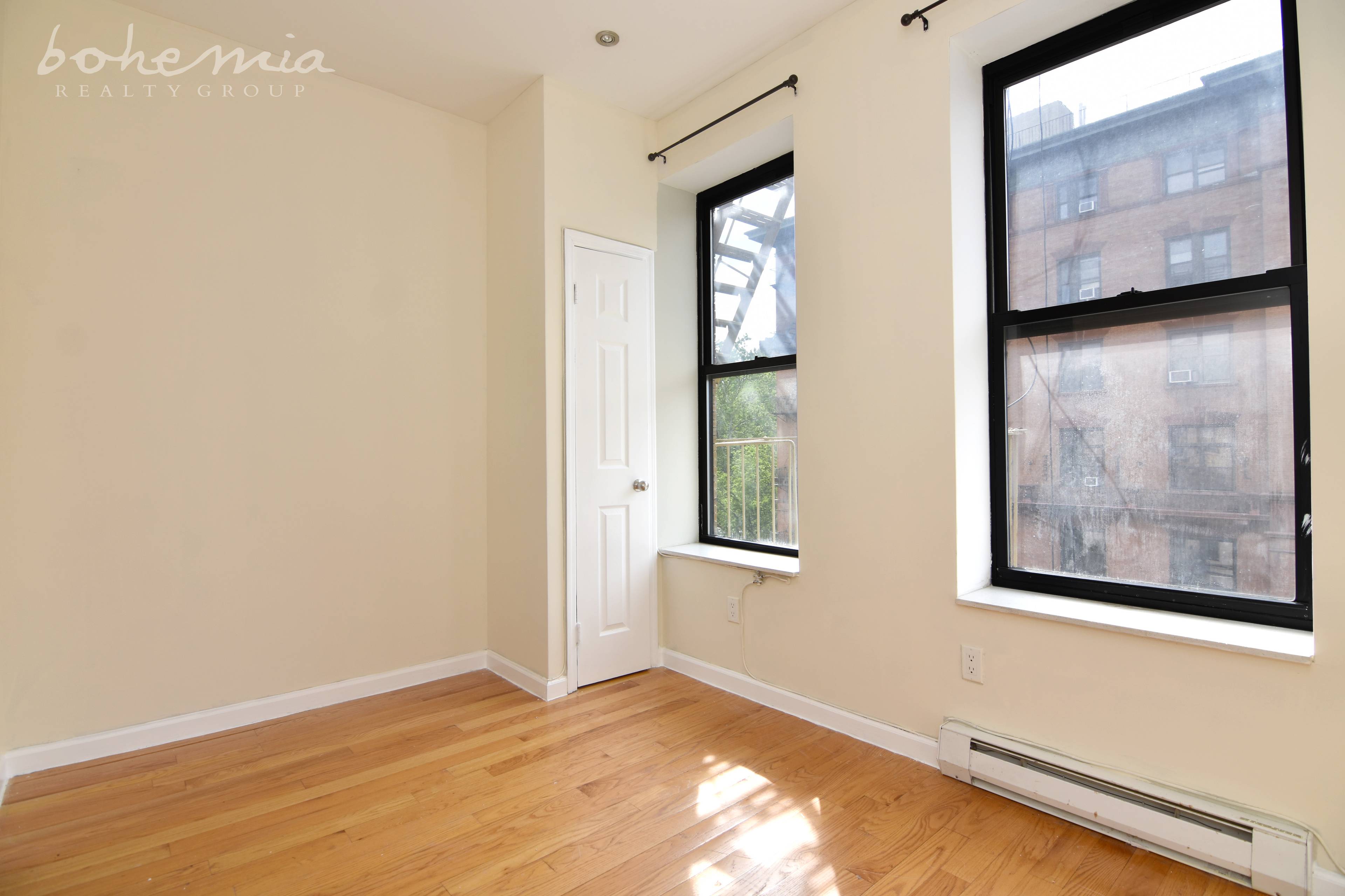 Check out this bright and sunny 4 bedroom apartment located in South Harlem !