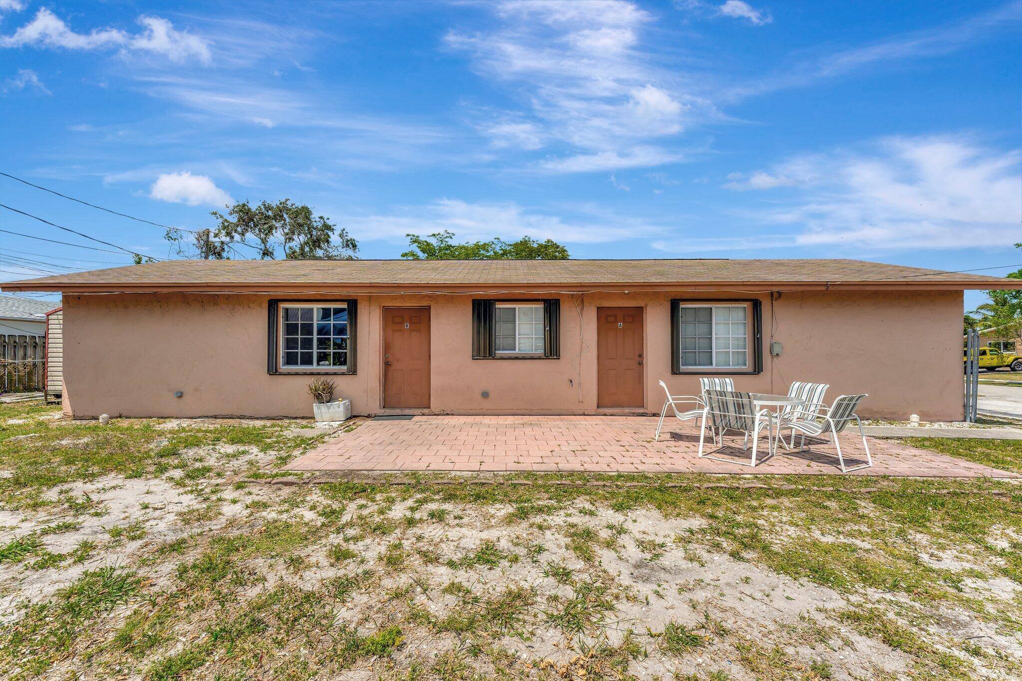 Charming duplex with a fantastic location just 10 minutes from the beach in Pompano Beach.
