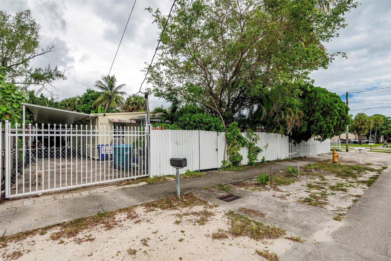Welcome to a spacious single family home nestled in the heart of Miami.