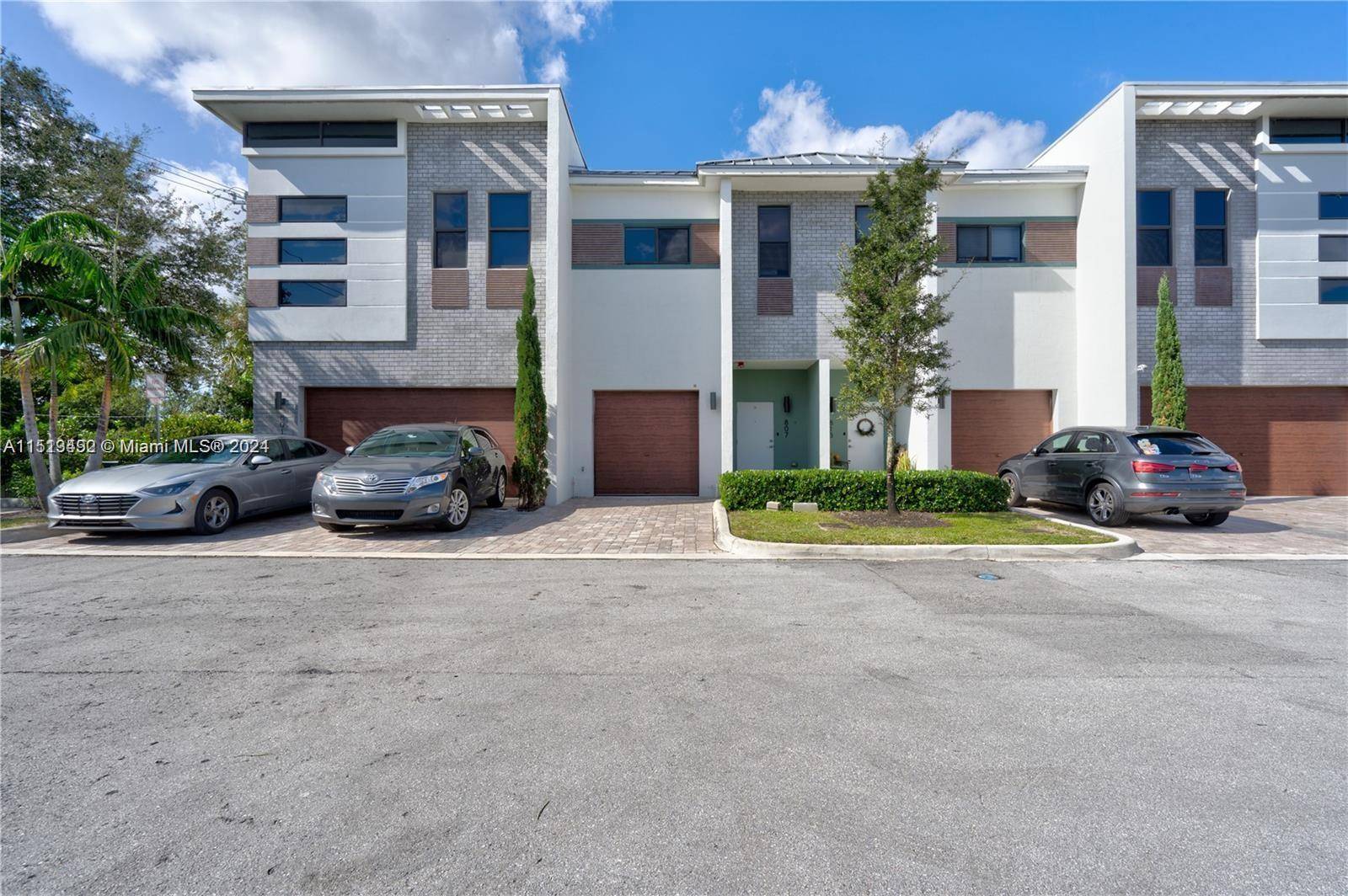 Beautiful Townhome centrally located in the sought out neighborhood of Plantation.