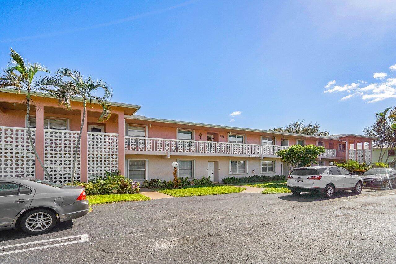 This condo is the best value and largest deluxe model in Pines North, Delray Beach !