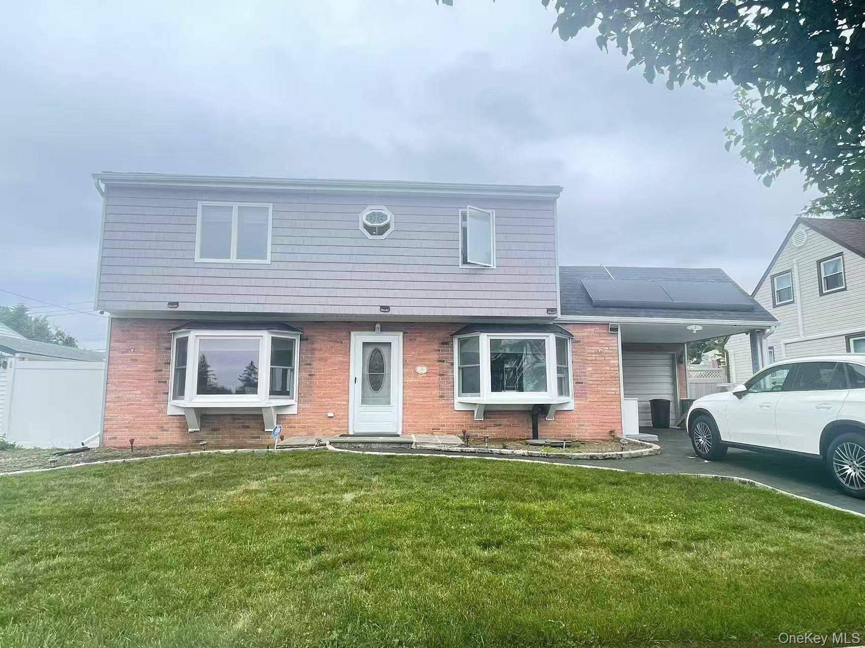 Cozy 3 Bed 2 Bath colonial in the heart of Levittown, zoned for Levittown Wisdom Schools !