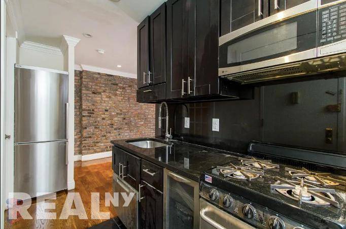 STUNNING 3 BEDROOM APARTMENT IN THE HEART OF LITTLE ITALY !