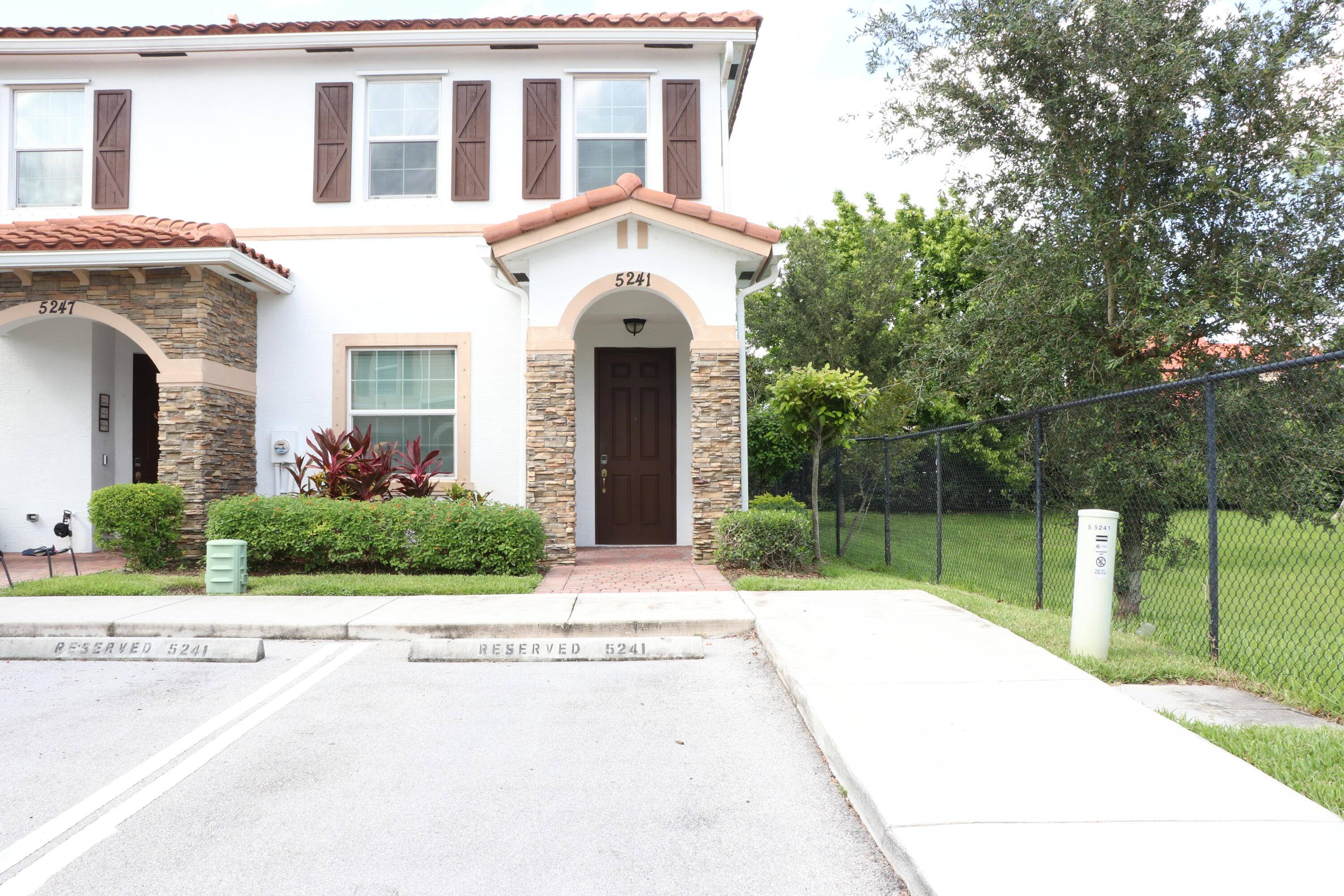 Beautiful 2 bedroom, 2. 5 bath Townhouse in a exclusive gated community ''Charleston Common''.