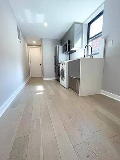 Split 2 bedroom, 2 bathroom with Combo Washer Dryer in UnitThis partial floor through home offers a flexible layout that gives you the option to utilize the apartment as a ...