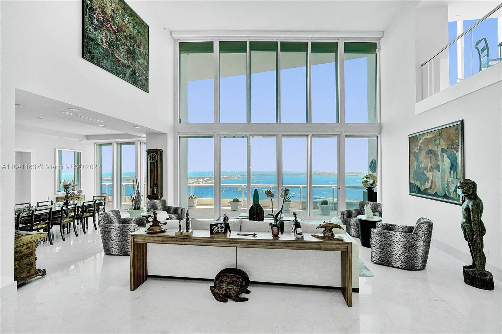 Spectacular views with Miami s sparkling skyline at your feet !