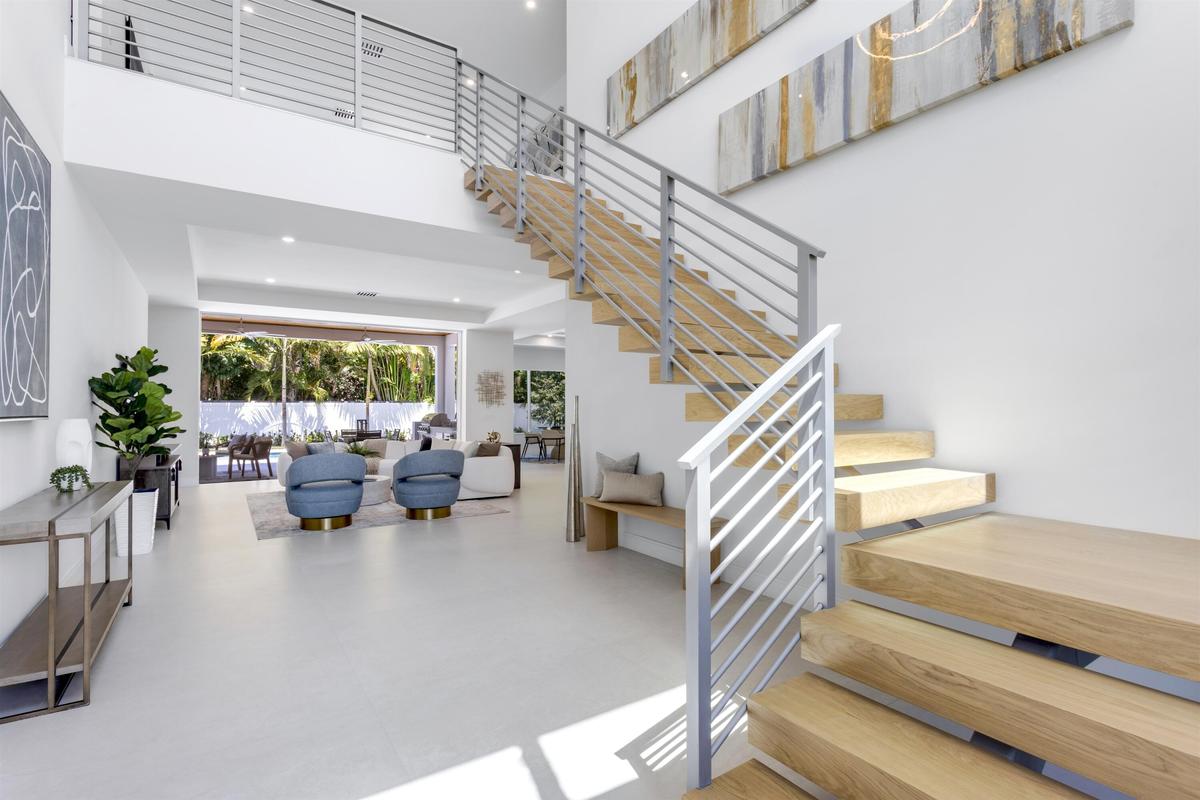 FOYER_ANGLE_OPEN_EB