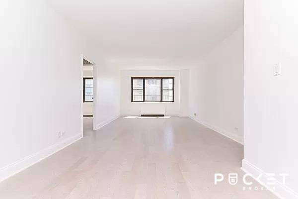 BRIGHT HIGH FLOOR 1 BEDROOM WITH AMAZING VIEWS AND NEW PLANK FLOORS !