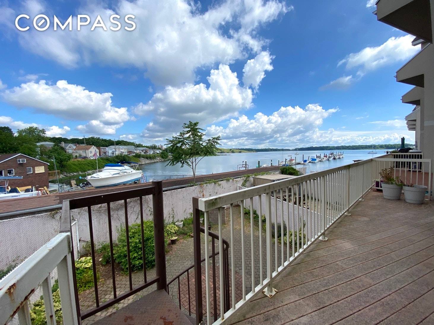 beautiful duplex 4Bad 2Bath and Large living room with breath taking water view in quiet neighborhood.