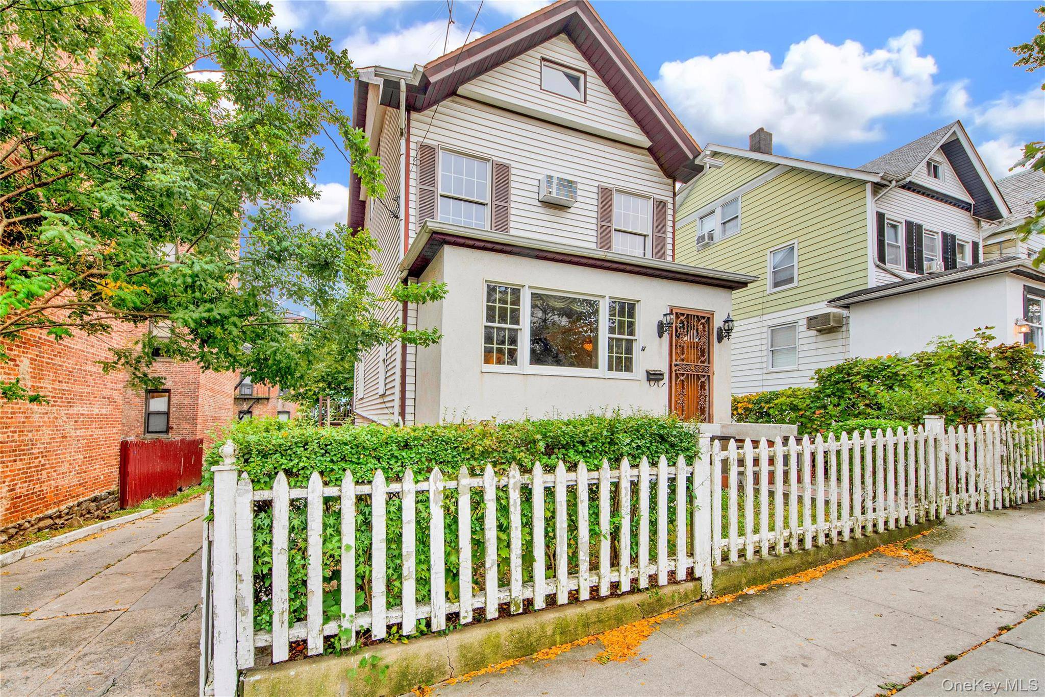 Discover your Woodlawn dream home, perfectly balancing city access with neighborhood charm.