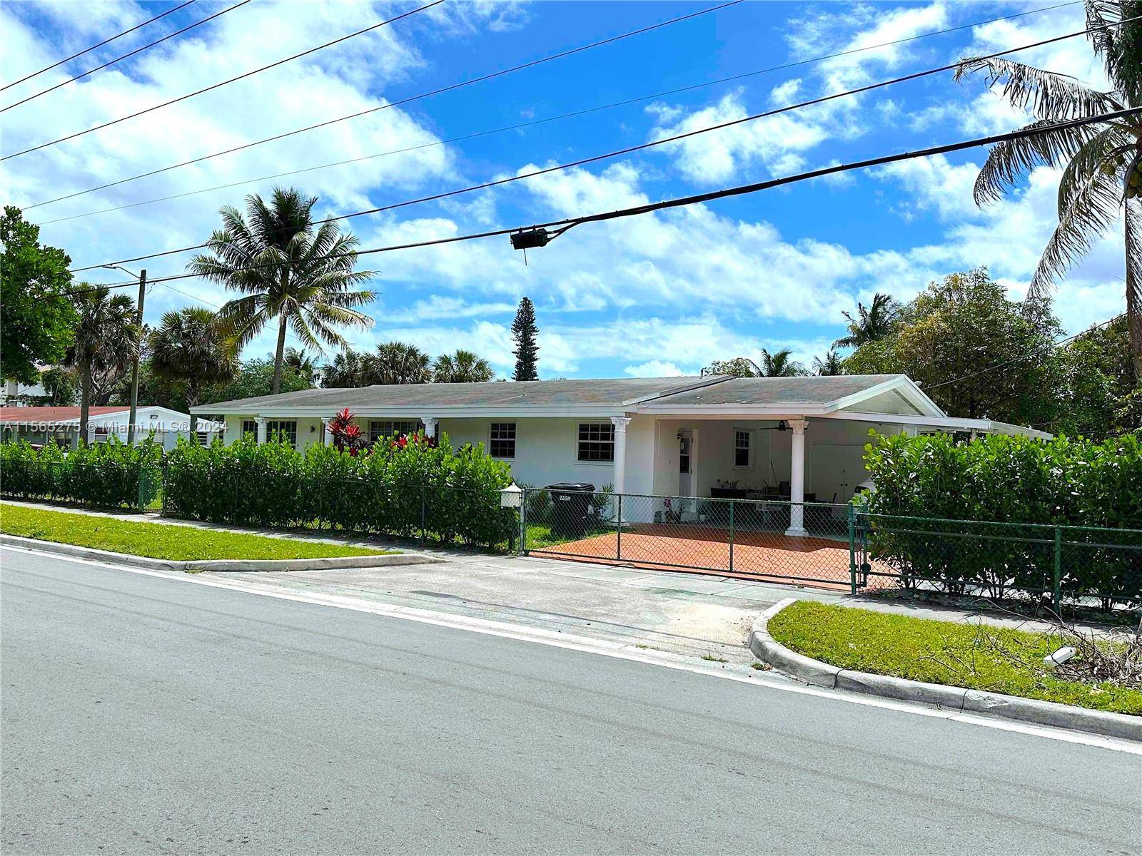Great investment opportunity on this huge corner lot house of 6, 700SQFT.