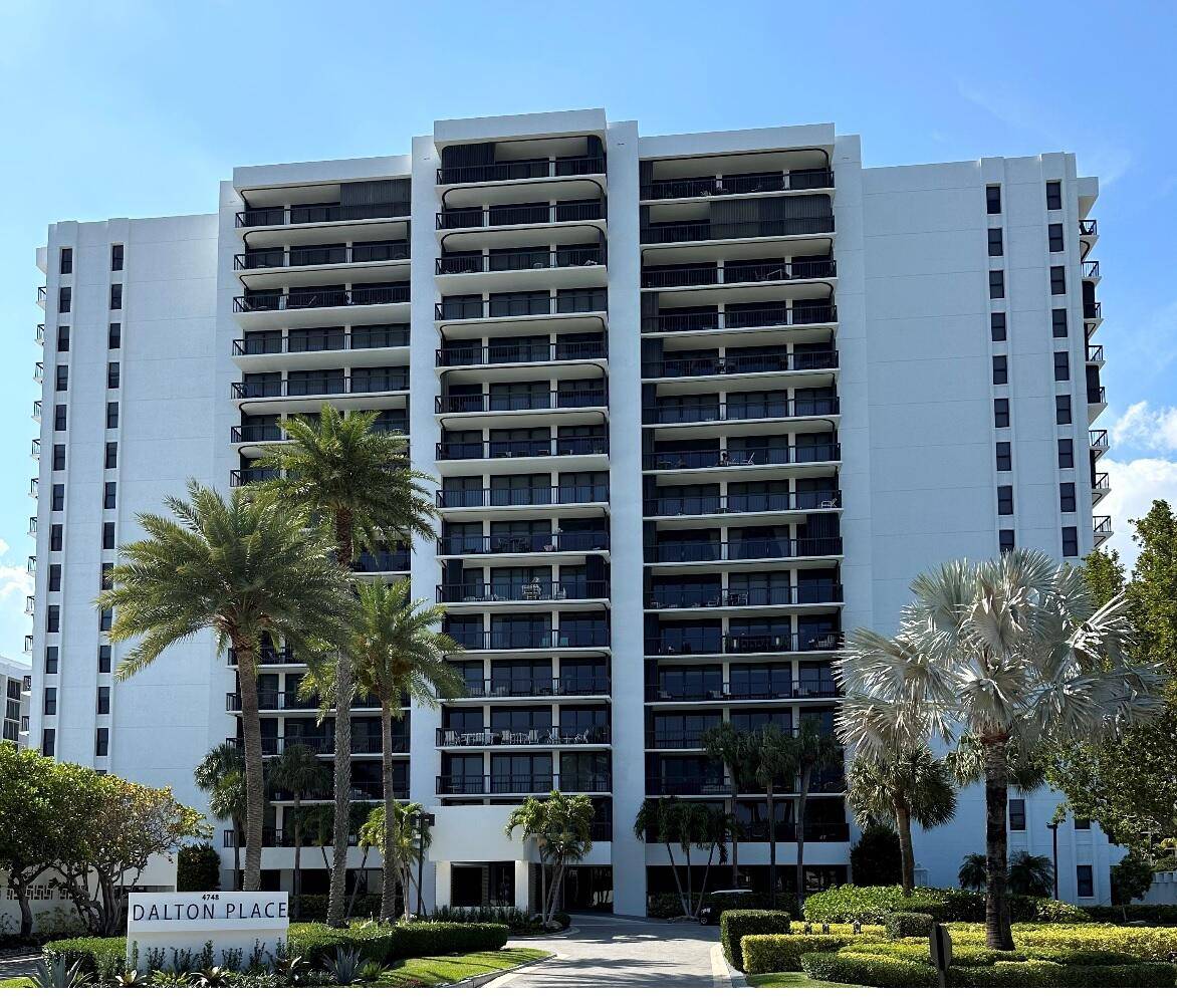 The spectacular condo is located in one of the best areas of South Florida with a great Intracoastal view.