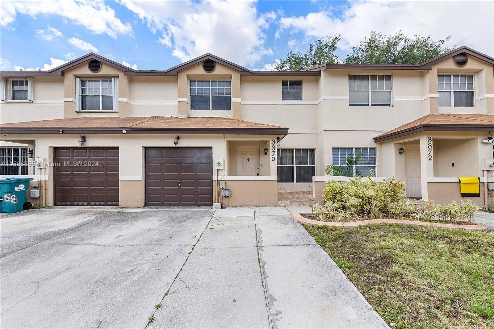 Spacious 3 bedroom 2 1 2 bathroom home in desirable Honey Hill Park gated community.