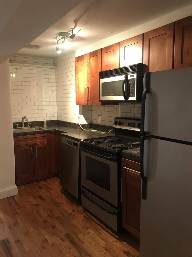 Come live in this 4 bed 1 bath in the prime neighborhood of midtown.