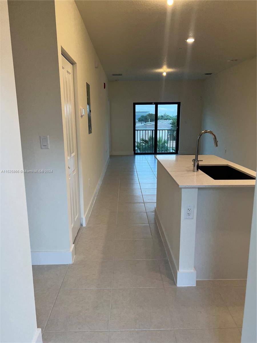1 bedroom 1 bathroom at Urbana in Downtown Doral, Porcelain floors, washer and dryer in unit, balcony.
