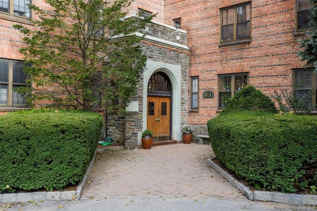 Sunlight is beaming in every room of this charming 2 bed 1 bathroom in Bronxville Ridge.