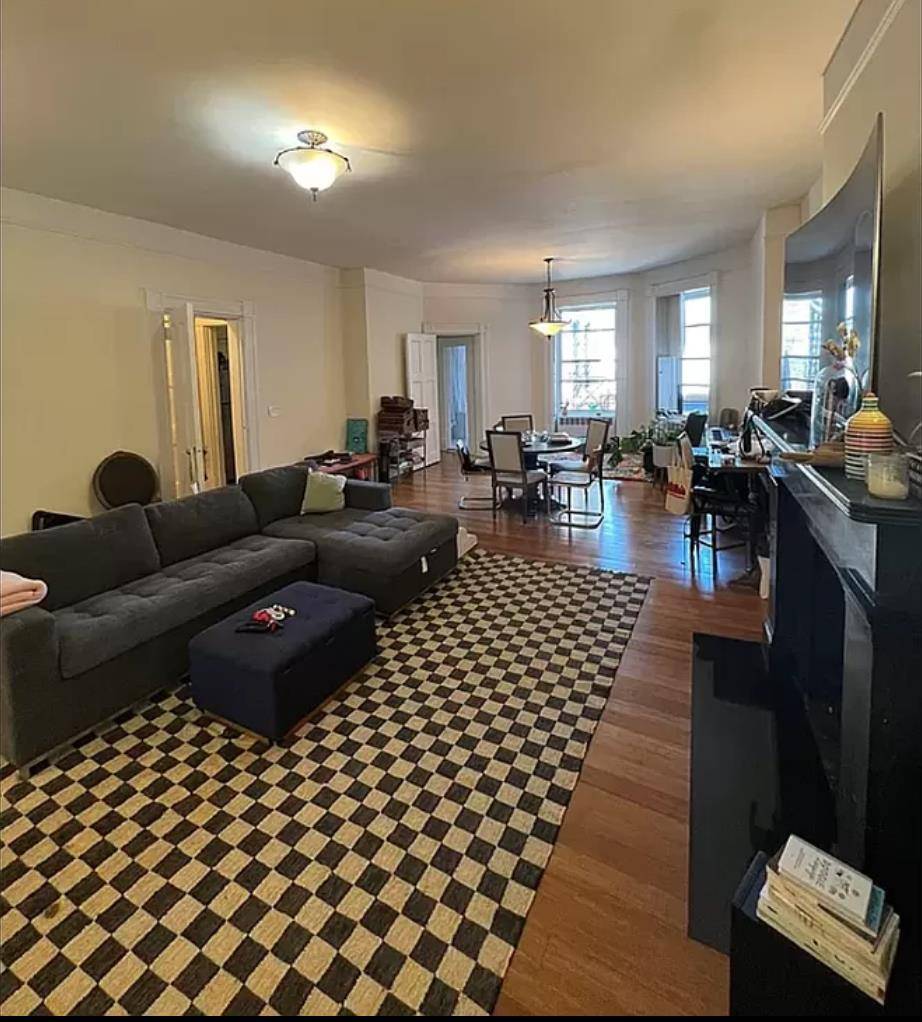 GIGANTIC RARE 1 bedroom apartment in a landmarked townhouse directly across from Washington Square ParkEnter into a Stunning architectural design throughout the apartment.