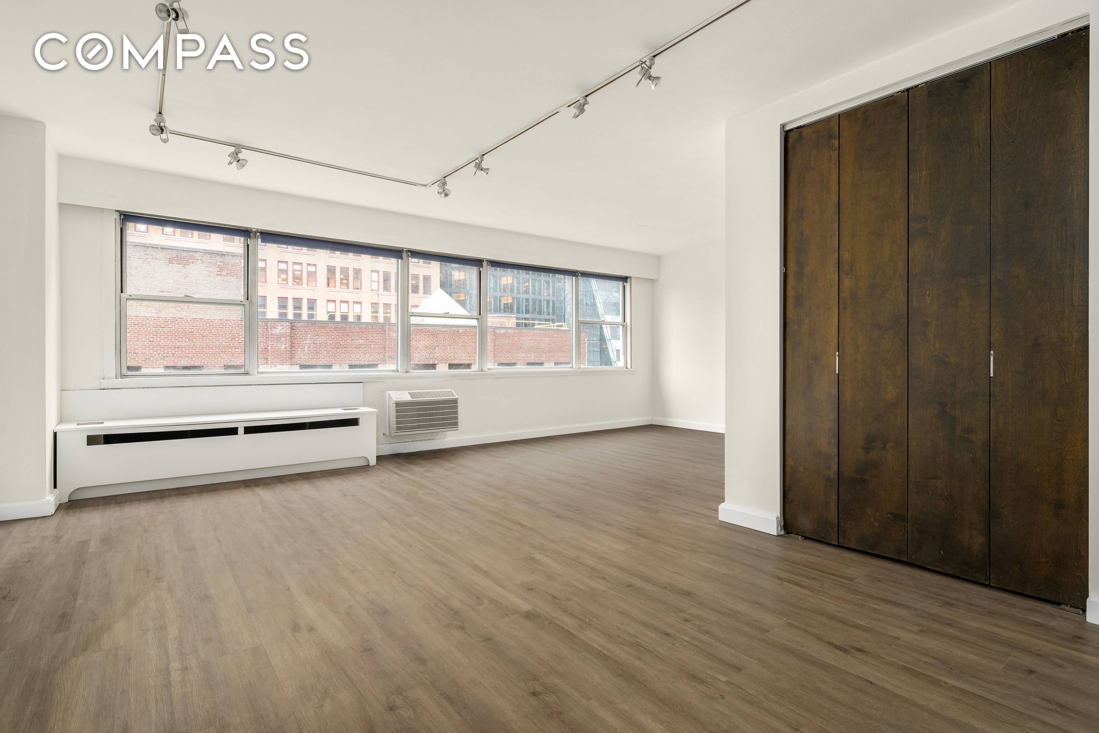 Located on West 34th Street in Hudson Yards, this massive alcove studio is on a high floor in Convention Overlook, a full service cooperative.