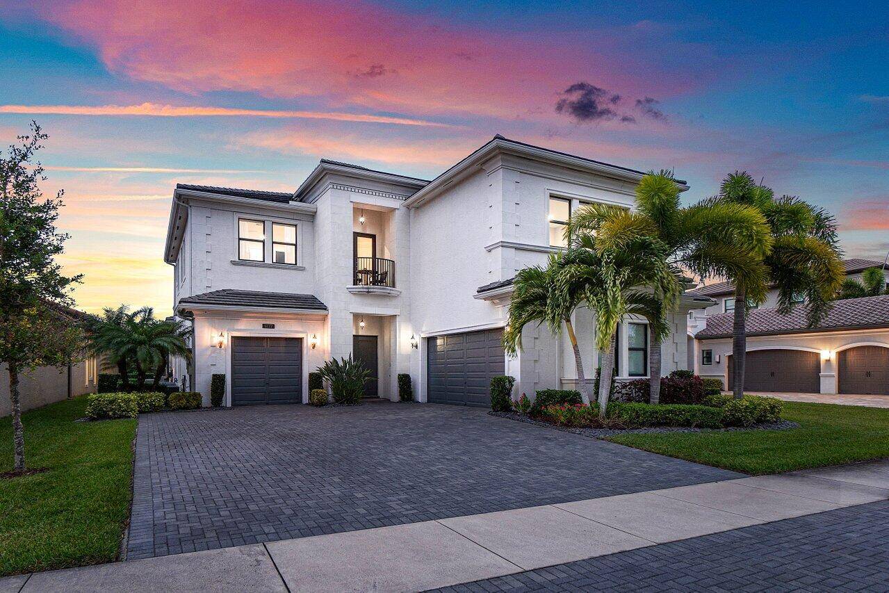 Presenting the sophisticated and elegant Vizcaya model located in the highly sought after Seven Bridges community.